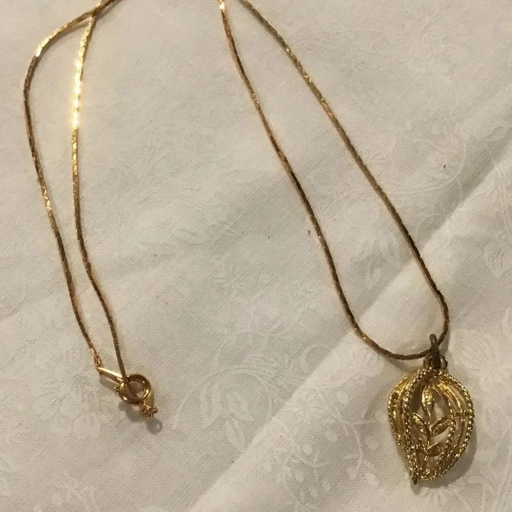 Goldtone Necklace With Leaf Pendant